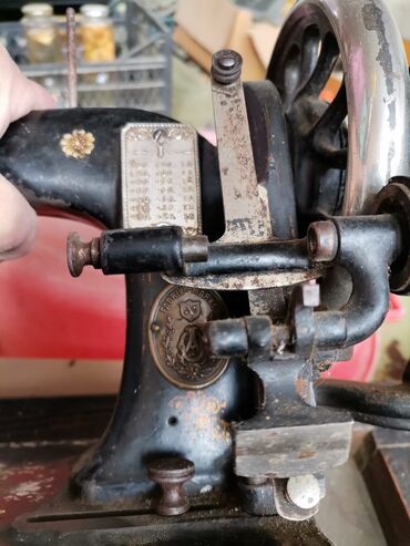 Qədim tikiş maşınları: "Zinger" Almaniya istehsalı olan qədim tikiş maşını. Yaşı 100 ildən — 6