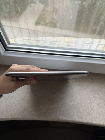 samsung notebook adapter: Samsung Galaxy GT-P5110 tablet, qabağ ekranda tük kimi cızığlar var