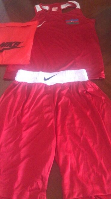 Qadın ayaqqabıları: Məhsul: Nike boks forması dəsti Tərkib: Qırmızı rəngli Nike boks
