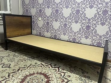 bunk bed: Односпальная кровать с металлическим каркасом и изголовьем под дерево — 1