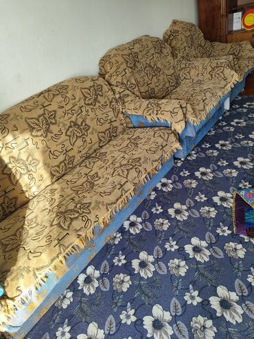 кровать двуспальная с выдвижными ящиками: Прямой диван, Б/у, Трехместный