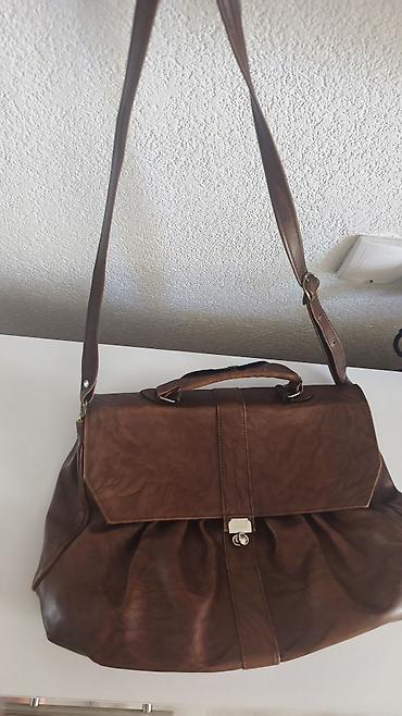 oglad: Velika braon torba preko ramena - Materijal: veštačka koža u toploj — 4