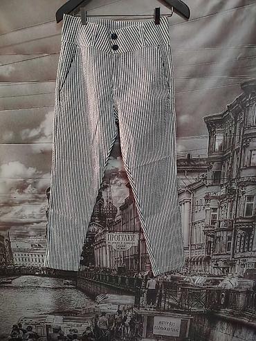 kroj suknje: Pruge pantalone sa visokim strukom i tri dekorativna dugmeta. Uski — 1