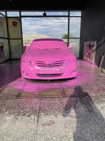 машина мерс с: Автомобиль Toyota Camry, покрытый розовой пеной для мойки. Седан