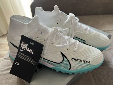 купить спортивную резину для тренировок: Белые футбольные сороконожки Nike Zoom с бирюзовыми деталями, идеально
