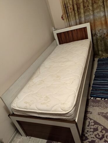 продаю односпальную кровать: Односпальная Кровать, Б/у