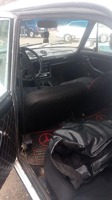 VAZ (LADA): VAZ 2106, ağ sedan Xüsusiyyətlər: mator 03 07 karopka 5 - Kuzov: 4 — 3