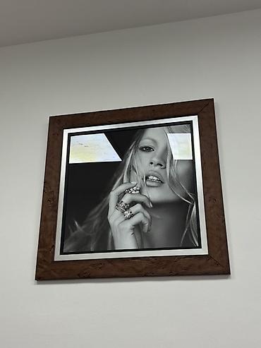 Kancelarijski setovi nameštaja: Cena uključuje: -Pult, stolica za pult -3 slike -3 velika štendera — 10