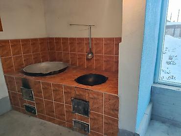 Продажа коттеджей и домов: Продается дом. Фасад здания утеплен и выполнен в ярком оттенке, что — 6