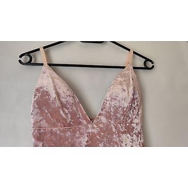 bele 97: Plišana haljina u puder‑roze boji, sa svetlucavim „crushed velvet“ — 4