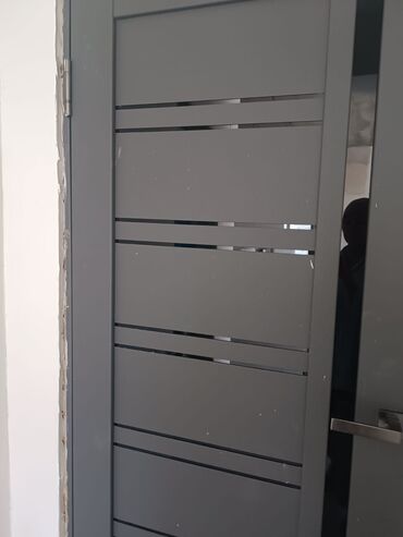 Межкомнатные двери: Межкомнатная дверь из сосны с горизонтальными вставками черного цвета at lalafo.kg — 6 Межкомнатные двери: Межкомнатная дверь из сосны с горизонтальными вставками черного цвета — 6