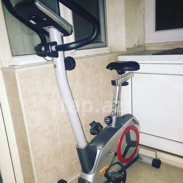 Velotrenajorlar: Evdə idman etmək üçün nəzərdə tutulmuş stasionar velosiped. Monitoru