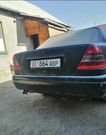 мерс jl: Автомобиль Mercedes-Benz в кузове седан. Цвет кузова – темно-синий