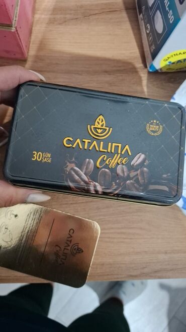Turşular: Katalina Coffee qəhvəsinin bu qutusu qara rəngdədir və qızılı rəngli