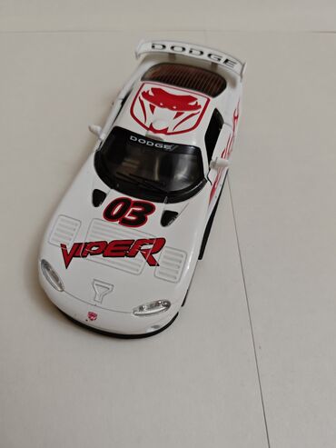 Avtomobil modelləri: Ağ rəngli diecast "Dodge Viper" modeli, qırmızı ilan emblemi və — 9