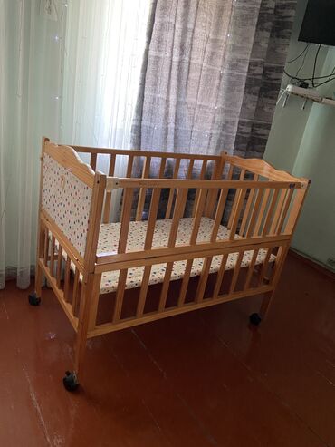 Другая детская мебель: Продаю детскую кроватку б/у состояние нормальное Отдам за 1,500 брали