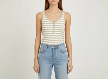 czerwona bluzki z dekoltem v: Футболка жіноча, розмір XS