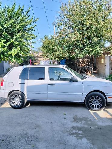 golf cart: Volkswagen Golf III, ağ rəng, 5 qapılı hatchback. Texniki — 4