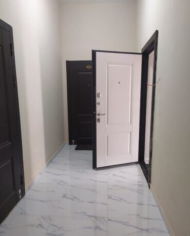 Uzunmüddətli kirayə mənzillər: Mənzil 2-otaqli studiya mənzildir, tam təmirli və tam əşyalidir. Evdə — 14