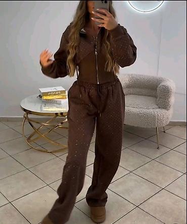 Gornji i donji deo: STIGLIII
Komplet: 4100 dinara
Vel: univerzalna — 5