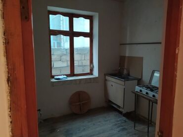 barda: 3 otaqlı, 85 kv. m, Təmirsiz