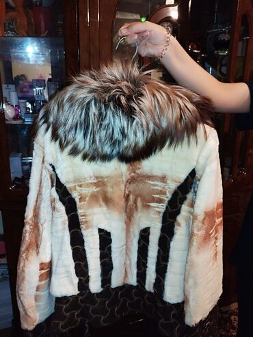 Plaşlar: Qadınlar üçün dəbli kürk gödəkçə - Dizayn: qarışıq teksturalı model –