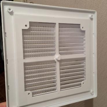 Другие строительные материалы: Решетки вентиляционные (для отдушин). НОВЫЕ. Размер: 20*20 см. ДРУГИХ — 6