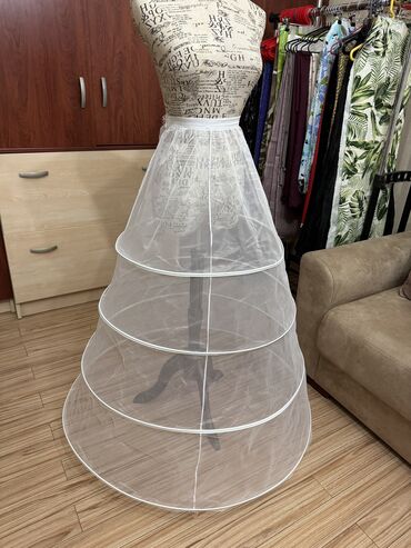 Toy paltarları: Zərif krujeva detalları və uzun ətəyi olan, ağ rəngli gəlinlik — 8