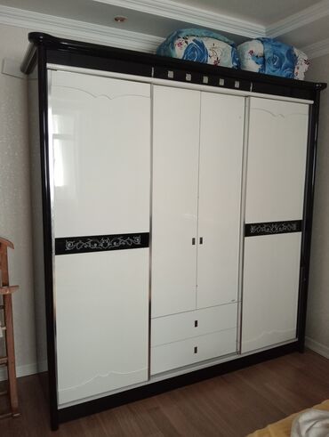 Stəkanlar: Kupe, 4 qapılı Düz dolab, Qarderob, paltar dolabı