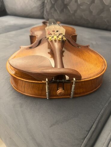 Skripkalar: Skripka dəsti - 4/4 ölçülü skripka (tam ölçü). Qızılı-qəhvəyi lütye — 4