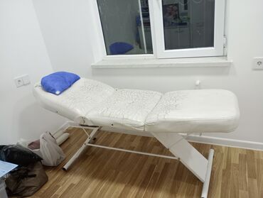 стол в кабинет руководителя: Ağ rəngdə, tənzimlənən hündürlüyə malik masaj çarpayısı. Üzərində mavi