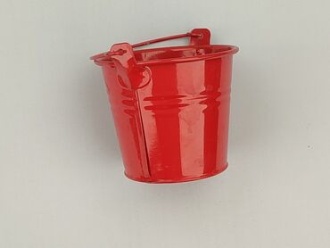 Miniaturowe metalowe wiaderko w intensywnym czerwonym kolorze, idealne