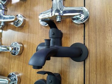 sensor krant: Mat qara rəngli divarüstü vanna/duş qarışdırıcısı - Material: metal