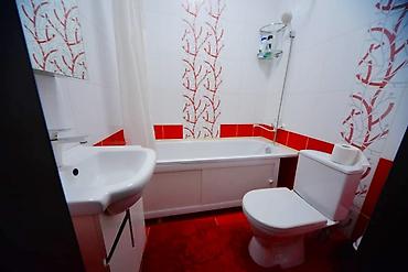 суточные кв в оше: 1 комната, 7 мкр, Душевая кабина, Постельное белье, Кондиционер — 10