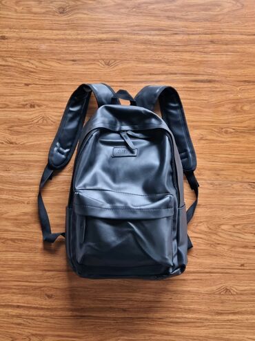 Сумки: Кожаный рюкзак- идеальное качество, выглядит стильно и элегантно