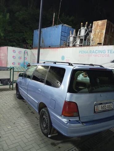 помпа на одиссей: Автомобиль Honda Odyssey светло-голубого цвета, представленный в