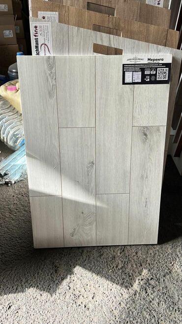 taxta qapila: Ağ-açıq boz tonlarda taxta teksturalı döşəmə materialı (laminat/panel