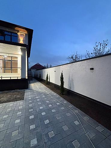 Фасадные работы: Современный двухэтажный дом в классическом стиле с подсветкой фасада и — 9