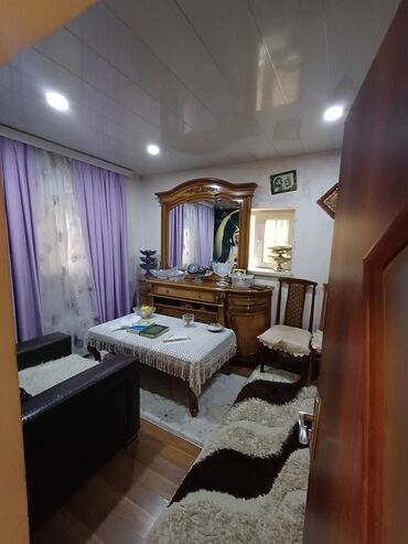 Həyət evləri və villaların satışı: Satılır: həyət evi - 2 mərtəbəli, bütöv hasarlı həyət evi - Küçə — 16