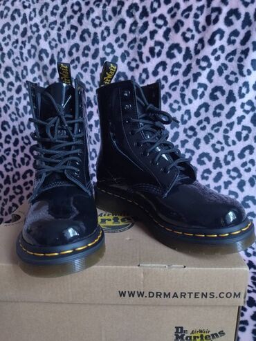 ботинки женские новые: Батильондор Dr.Martens, 35, түсү - Кара