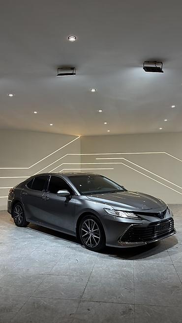 Toyota Camry: 2023 г., 2.5 л, Автомат, Гибрид, Седан