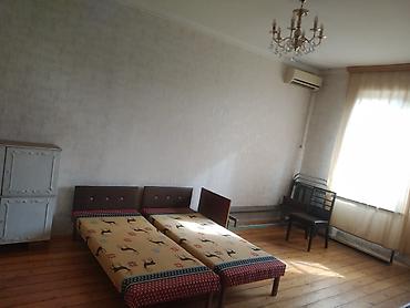 studio menziller: Stalinka layihəli 3 otaqlı 80.0m² boş mənzil kirayə verilir. Metroya — 2