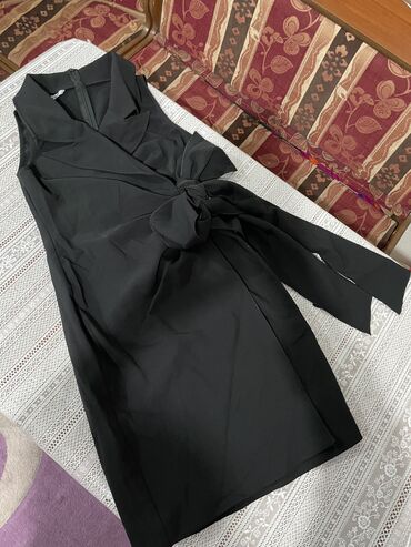 стильные платья больших размеров: Стильное черное платье на запах, одевала один раз, размер 38, покупала