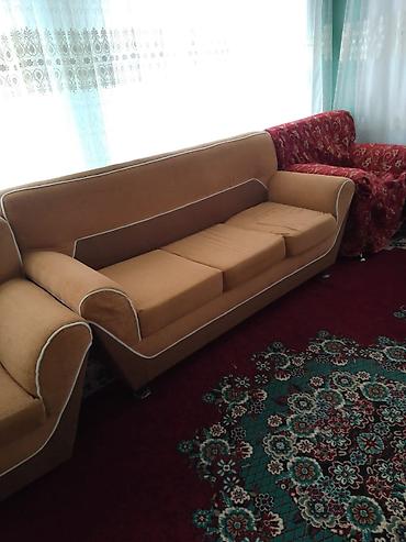 bar stoyka: Üç nəfərlik yumşaq divan - Rəng: açıq qəhvəyi, ağ zolaqlı kantlarla - — 1