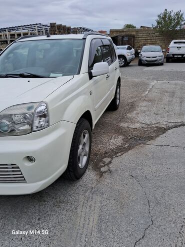 Nissan: Ağ rəngli kompakt krossover/SUV. Xüsusiyyətlər: - Kuzov: 5 qapılı — 17