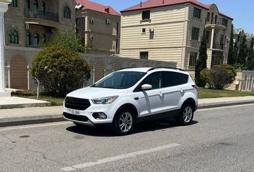 Ford Escape: 1.5 л | 2017 г. 210000 км Внедорожник