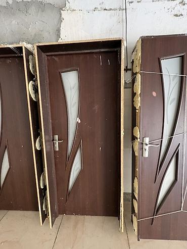 ev dekor: Daxili qapılar – şüşəli dekorlu, tünd qoz rəngində - Material — 5