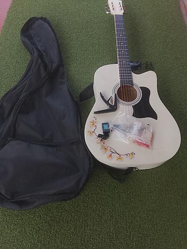 Гитары: Акустическая гитара с вырезом (cutaway), цвет корпуса — белый с — 1