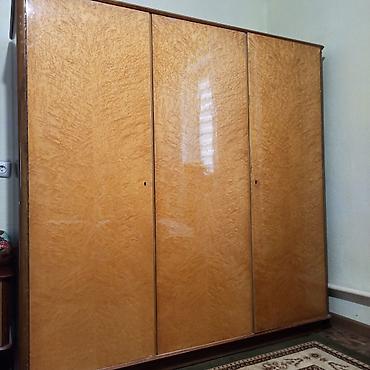 Шифоньеры, шкафы для одежды: Продается шкаф и столик с зеркалом. Состояние хорошее, все ящики и — 1