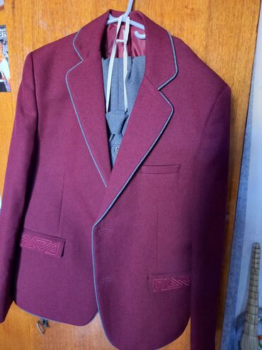 Продаю комплект, бордовый пиджак, серые брюки и серый галстук. Плечи